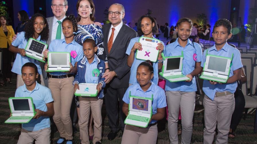 Barrick Pueblo Viejo lanza programa piloto “Una computadora por niño” Barrick Pueblo Viejo lanza programa piloto “Una computadora por niño”