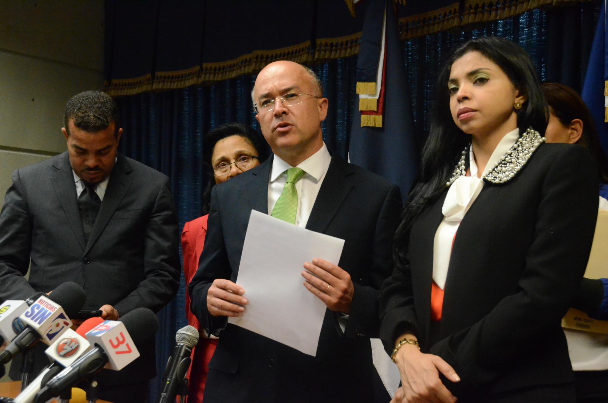 El procurador general de la República, Francisco Domínguez Brito y la Fiscal del Distrito Nacional, Yeni Berenice Reynoso , durante rueda de prensa este jueves. 