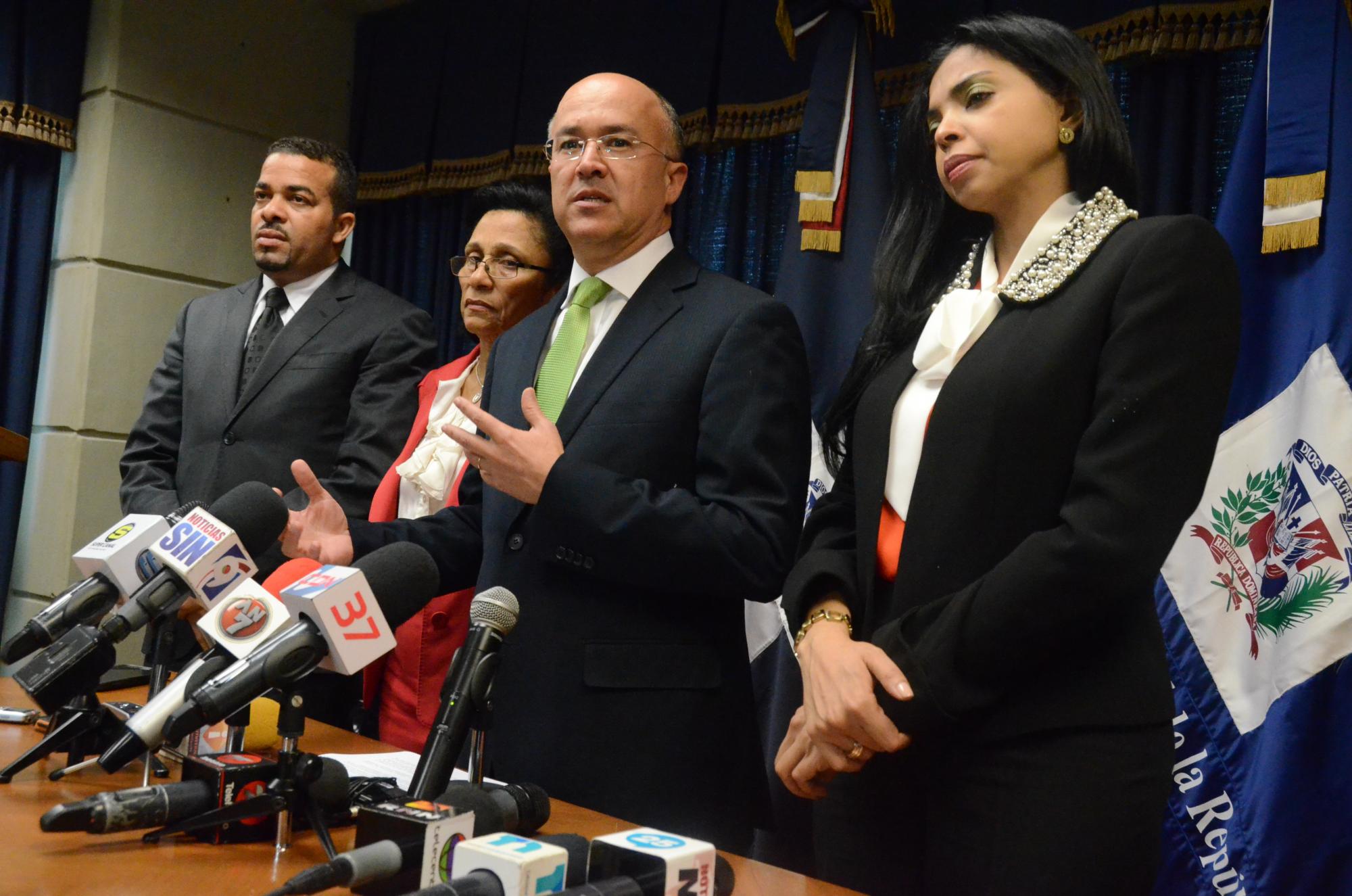 El procurador general de la República, Francisco Domínguez Brito y la Fiscal del Distrito Nacional, Yeni Berenice Reynoso , durante rueda de prensa este jueves. 