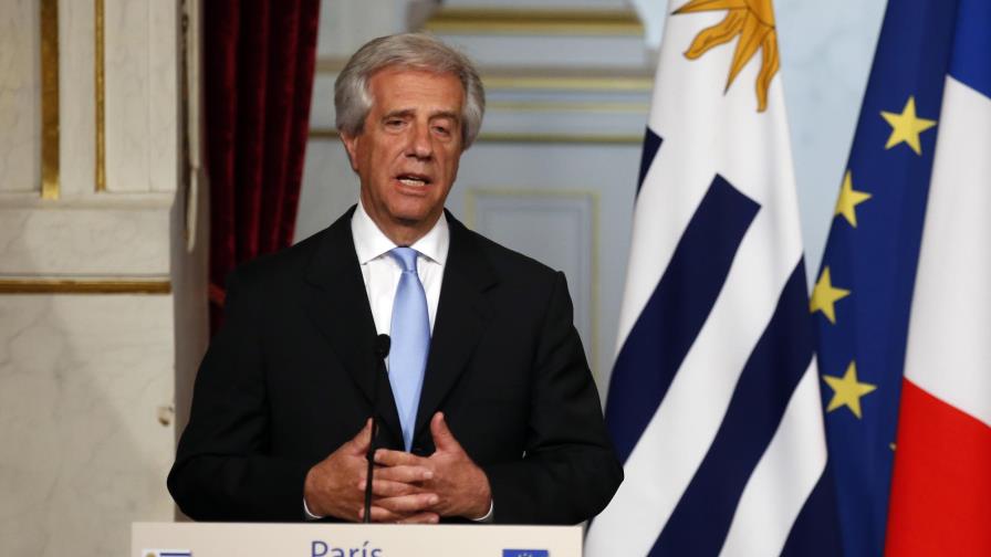 Presidente uruguayo ayuda a una joven que se ahogaba al ingerir un alimento durante un vuelo a París