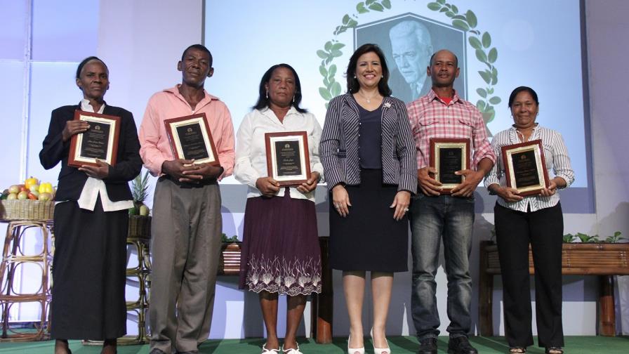 Vicepresidencia reconoce a familias agrícolas