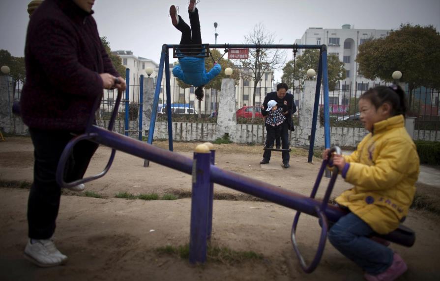 Abolición de política de un hijo beneficia a la economía 