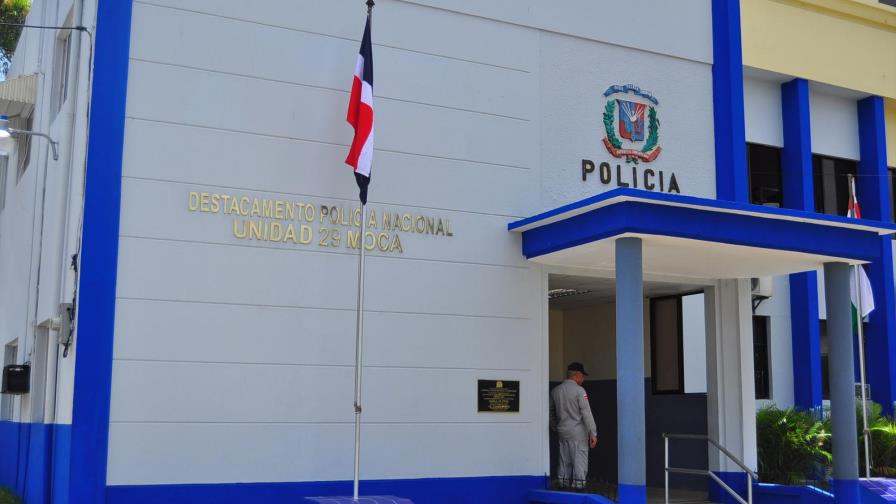 La Policía mata hombre en presunto intento de robo a librería de Moca