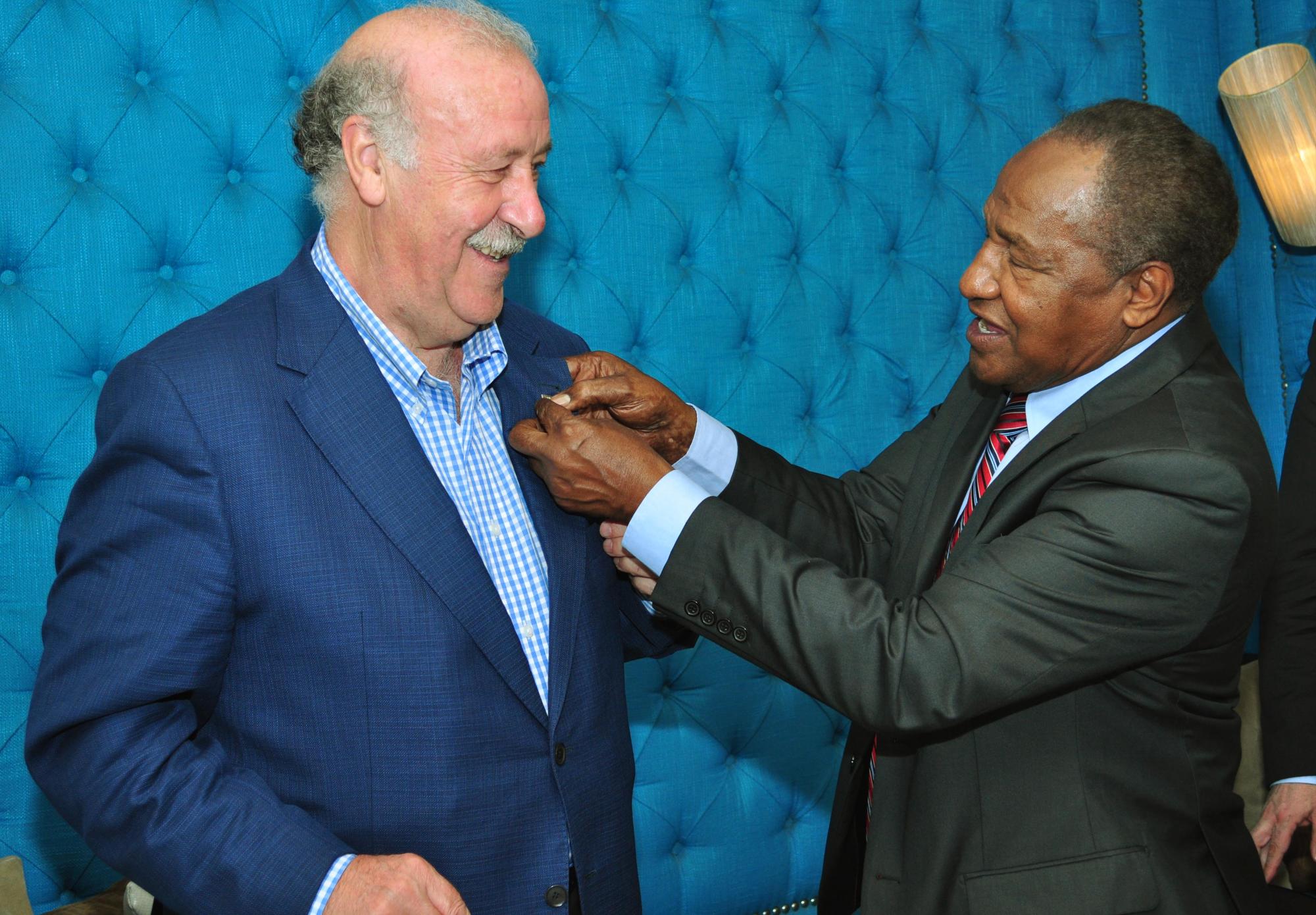 Osiris Guzmán coloca un pin de la Fedofútbol a Vicente del Bosque.