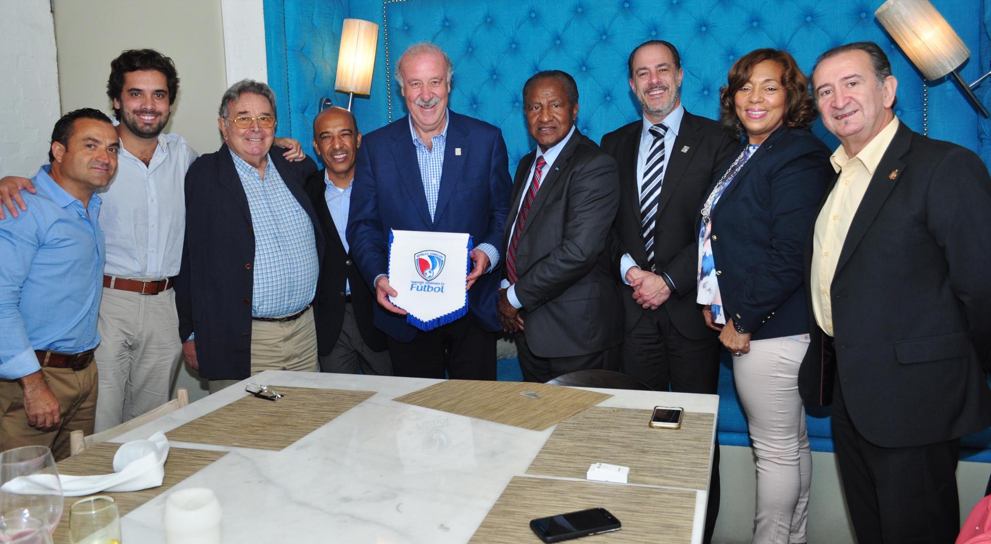 Vicente del Bosque, al centro, junto a directivos de la Federación Dominicana de Fútbol e invitados.