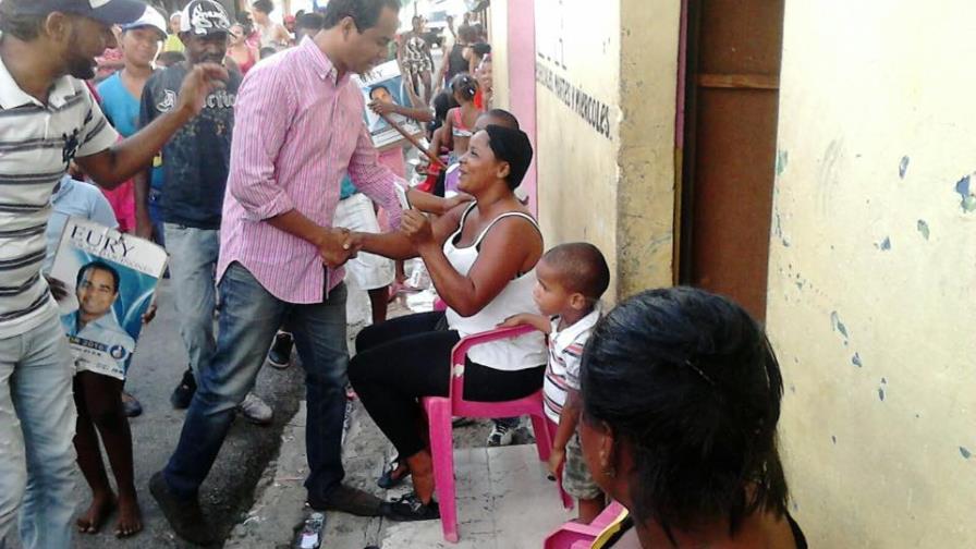 Candidato a regidor Eury Solano encabeza mano a mano en sector Capotillo