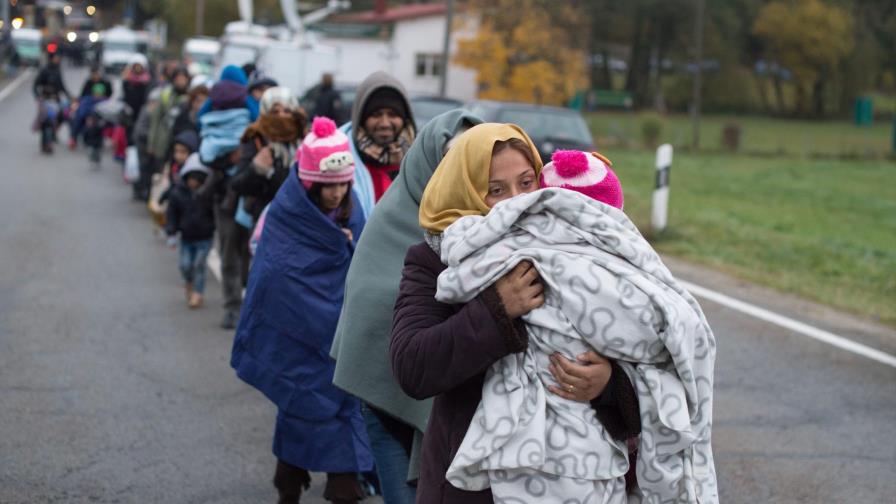 Miles de refugiados amontonados ante la frontera austríaca