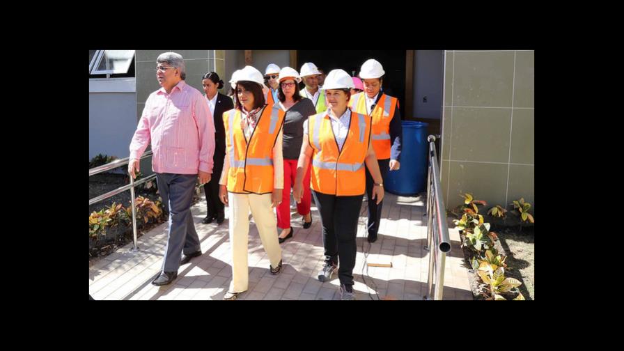 Primera Dama supervisa el CAID en Santiago ; dice es una obra de ensueño