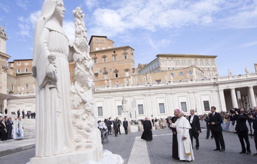 El Vaticano arresta a monseñor por filtración de documentos 