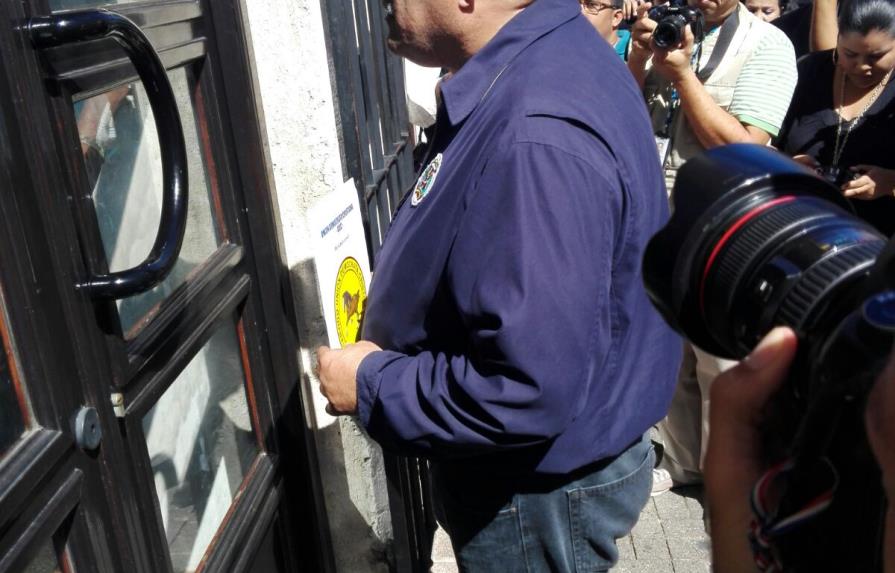 Luis “El Gallo” protesta frente a la embajada de Francia por fuga de pilotos