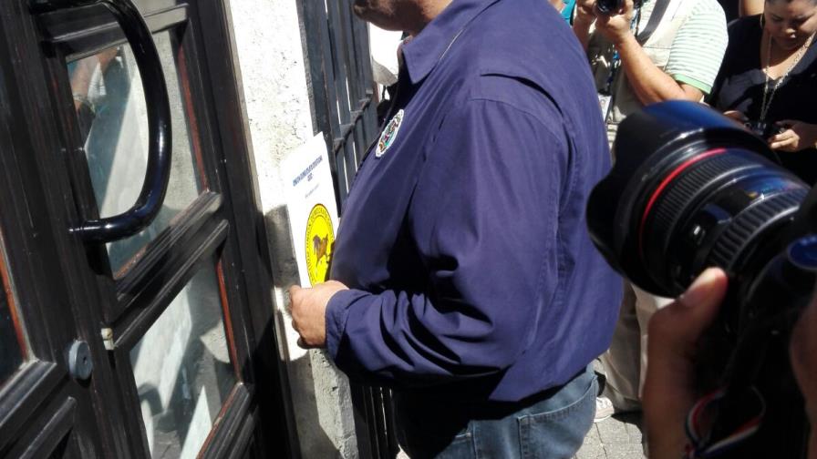 Luis “El Gallo” protesta frente a la embajada de Francia por fuga de pilotos