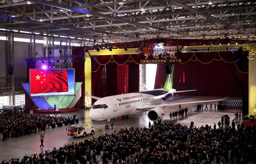 China presenta su primer gran avión comercial para competir con Airbus y Boeing