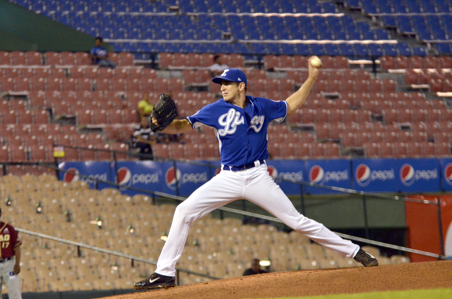 John Lannan traba desde el montículo en la que fue su última salida del torneo.