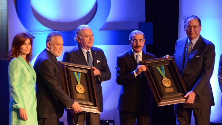 Critica funcionarios se hagan ricos fácil