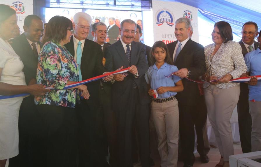 El presidente Medina inauguró dos centros educativos en Peravia ayer