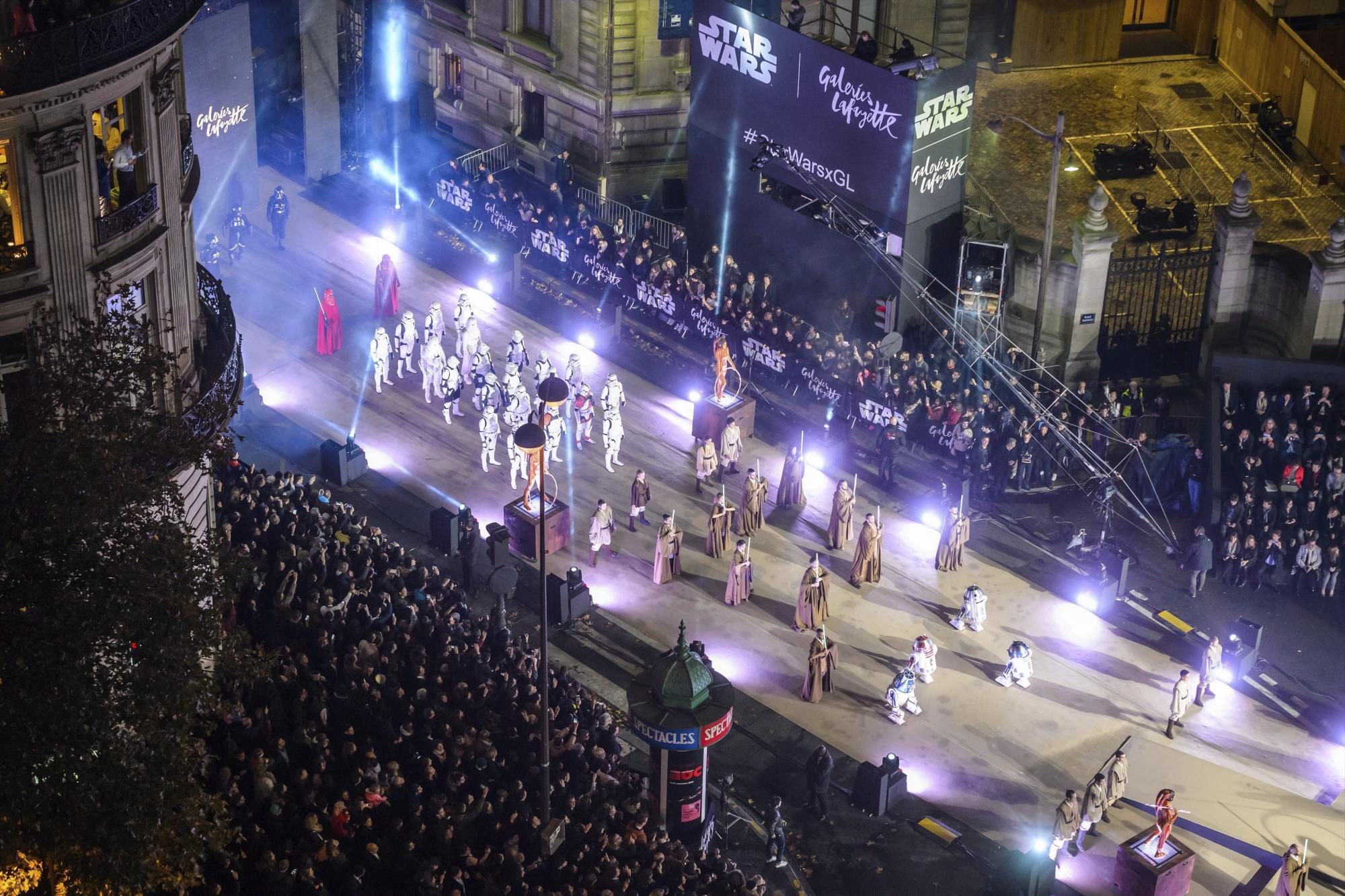 Vista del desfile de los personajes de Star Wars frente a las Galerias Lafayette de París, Francia, hoy 4 de noviembre de 2015. 