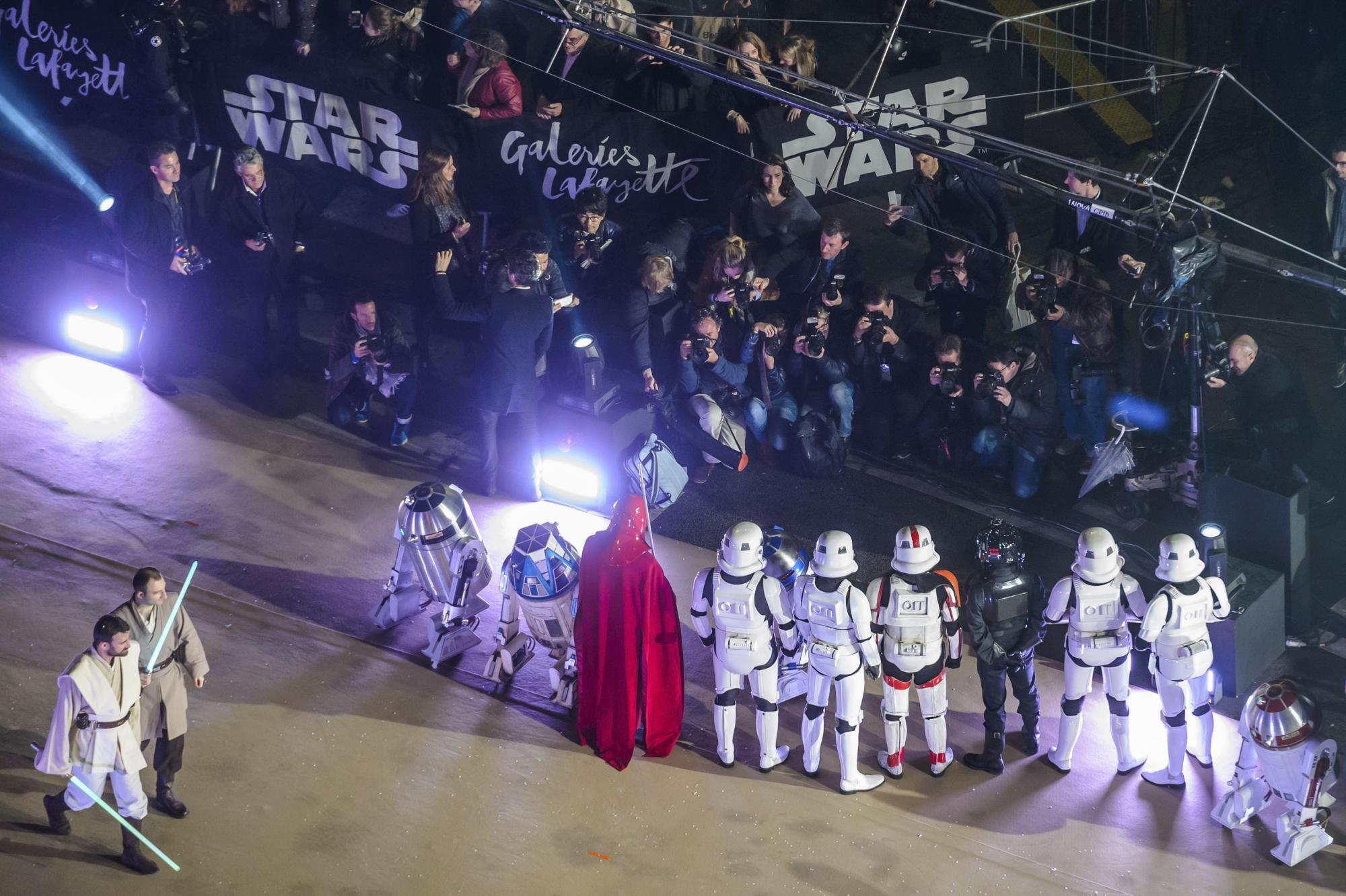 Vista del desfile de los personajes de Star Wars frente a las Galerias Lafayette de París, Francia, hoy 4 de noviembre de 2015. 