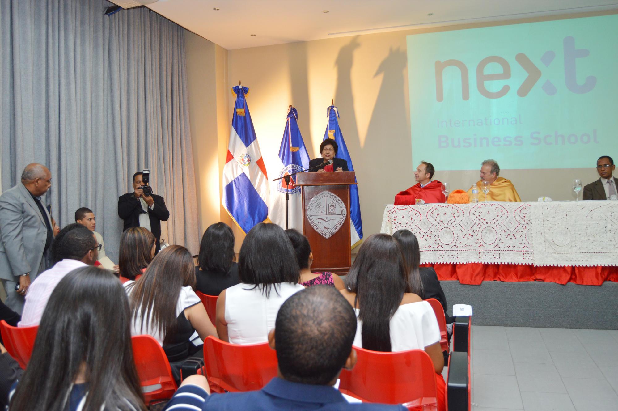 La ministra de educación dominicana, Ligia Amada Melo, mientras se dirige a los graduandos