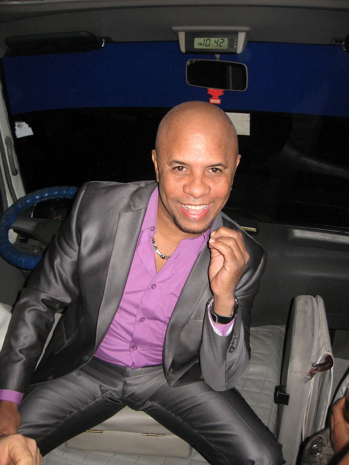 Sadel, residía en Nueva York, donde cantaba regularmente