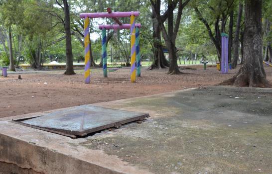 Niño se salva “de milagro”, al caer en cisterna de parque Mirador Sur 