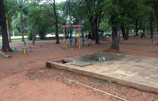 Niño se salva “de milagro”, al caer en cisterna de parque Mirador Sur 