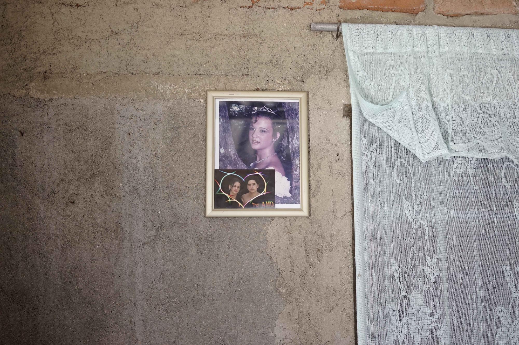 Esta fotografía del 23 de septiembre de 2015 muestra el retrato de Yainis Souto cuando tenía 15 años, así como una foto de su novio de esa época, José Fuentes Lastre, dentro de la casa de ella en Camagüey, Cuba. Souto y Lastre pusieron fin a su noviazgo mientras intentaban mantener una relación a larga distancia, en la que Lastre vivía en Estados Unidos y Souto seguía en el vecindario Porvenir donde ambos pasaron su infancia.
