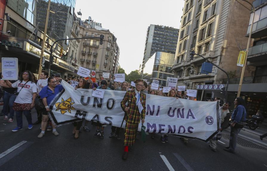 Hombres en faldas marchan en Argentina contra la violencia de género