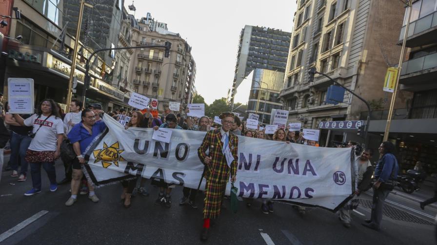 Hombres en faldas marchan en Argentina contra la violencia de género Hombres en faldas marchan en Argentina contra la violencia de género