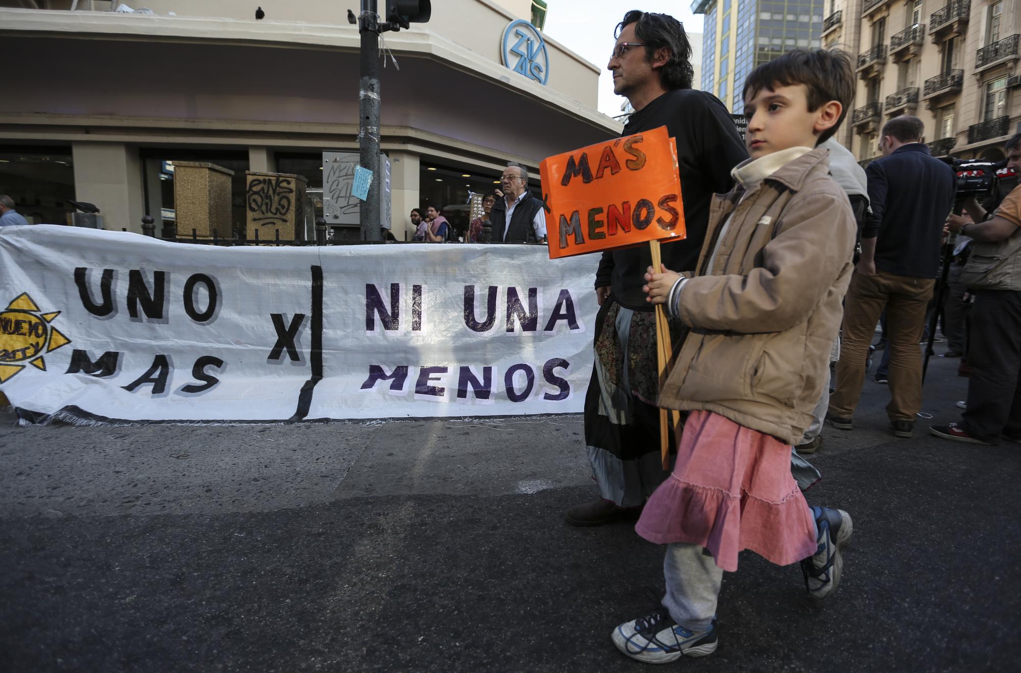 Centenares de hombres en faldas marcharon como un guiño simbólico para mostrar su rechazo contra los continuos casos de violencia de género que se producen en Argentina y hacer un reclamo por la igualdad.