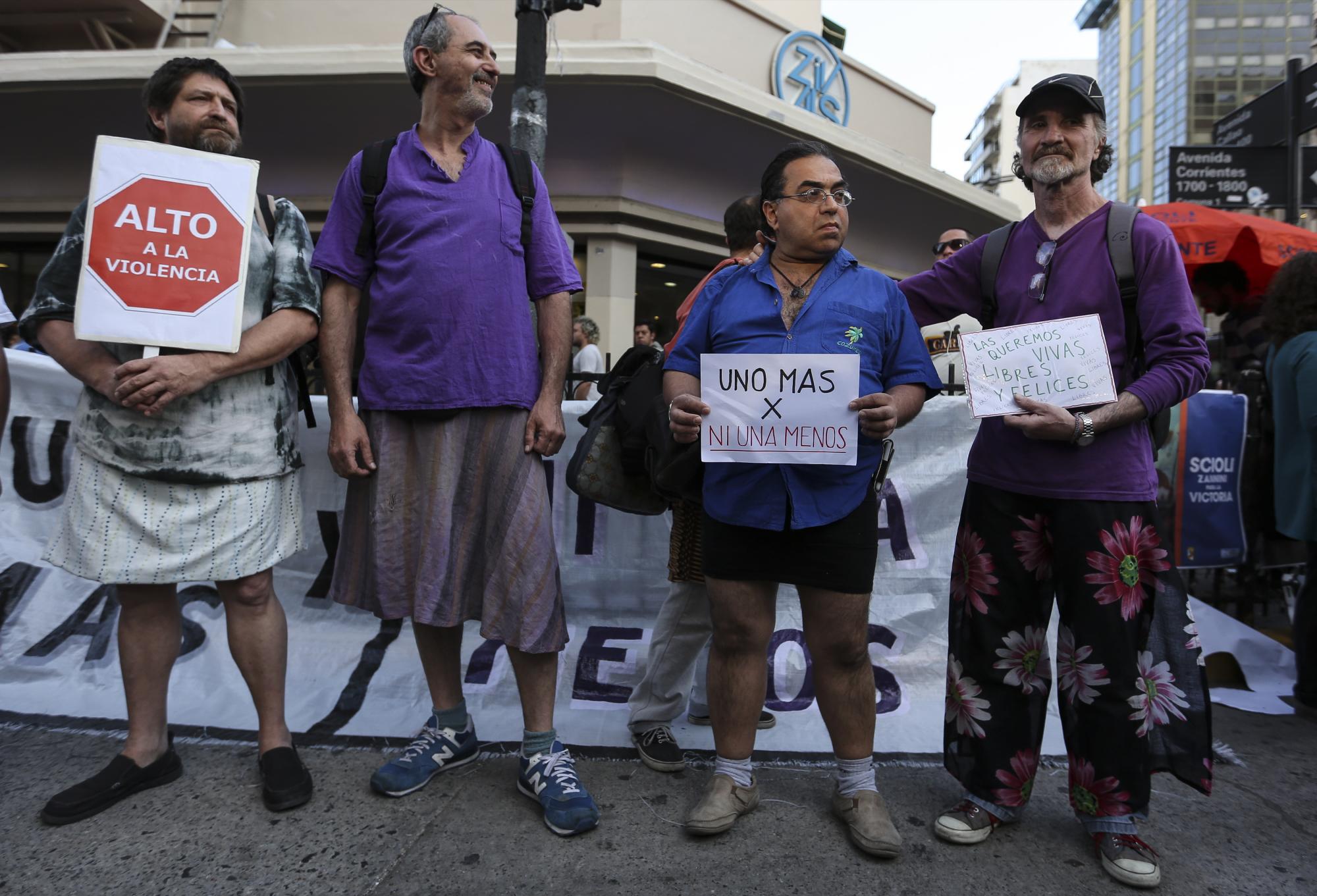 Centenares de hombres en faldas marcharon como un guiño simbólico para mostrar su rechazo contra los continuos casos de violencia de género que se producen en Argentina y hacer un reclamo por la igualdad. Esta manifestación silenciosa y autoconvocada se hizo popular gracias a su visibilidad en redes sociales como Facebook o Twitter con lemas como Ponete la pollera si sos hombre o etiquetas como unomásporniunamenos.