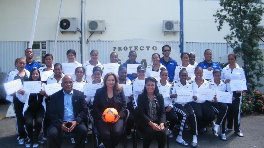 Imparten curso para entrenadores de fútbol femenino