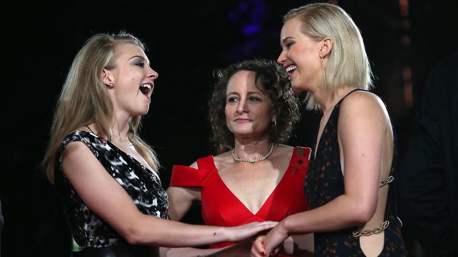 Un beso accidental entre las protagonistas de los “Juegos del Hambre” empaña el estreno de la saga en Londres