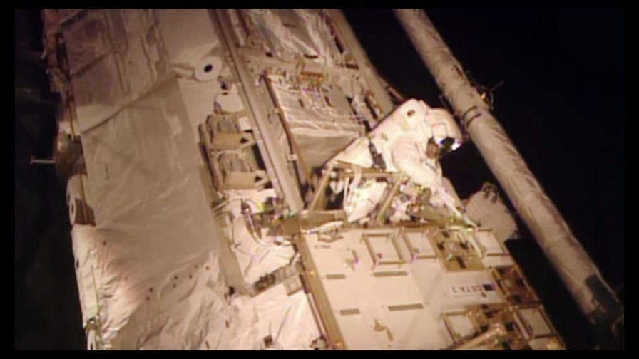Dos astronautas de la NASA completan 8 horas de fontanería espacial con éxito