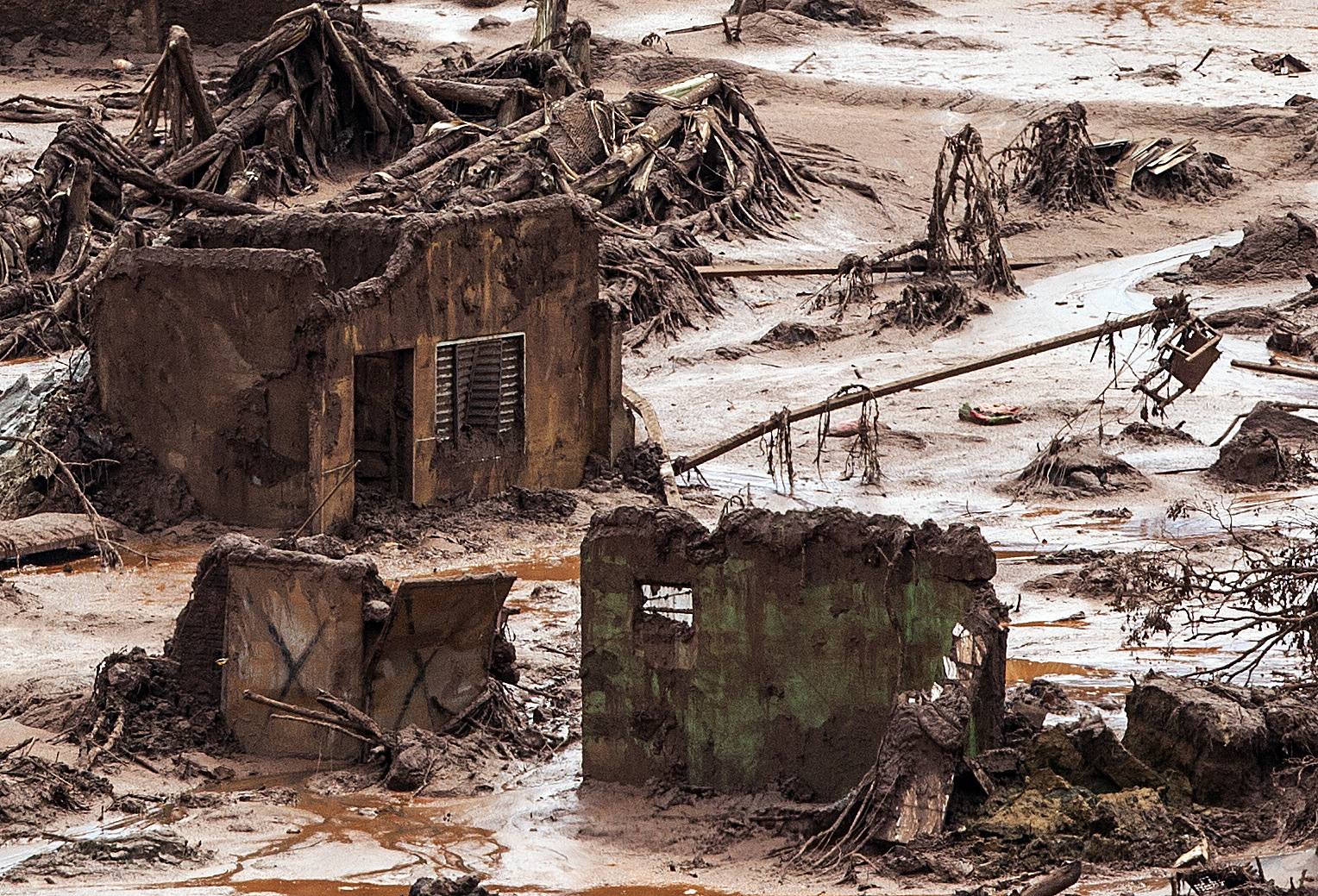 La riada barrió en la tarde del jueves la localidad de Bento Rodrigues, distrito del municipio de Mariana, que se ubica en una zona montañosa del estado de Minas Gerais (sureste).