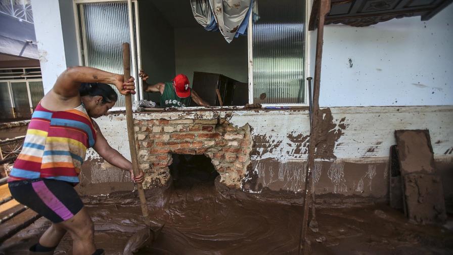 Suben a 23 los desaparecidos por riada de lodo y desechos minerales en Brasil