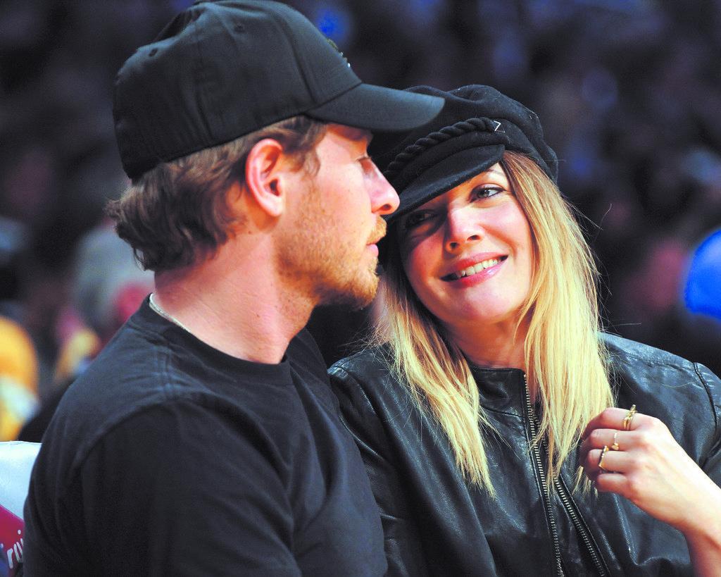  Foto de archivo tomada el 25 de marzo de 2011 de la actriz Drew Barrymore y de Will Kopelman durante un partido de los Clippers de Los Angeles y los Laker de Los Angeles en Los Angeles, California (Estados Unidos). 