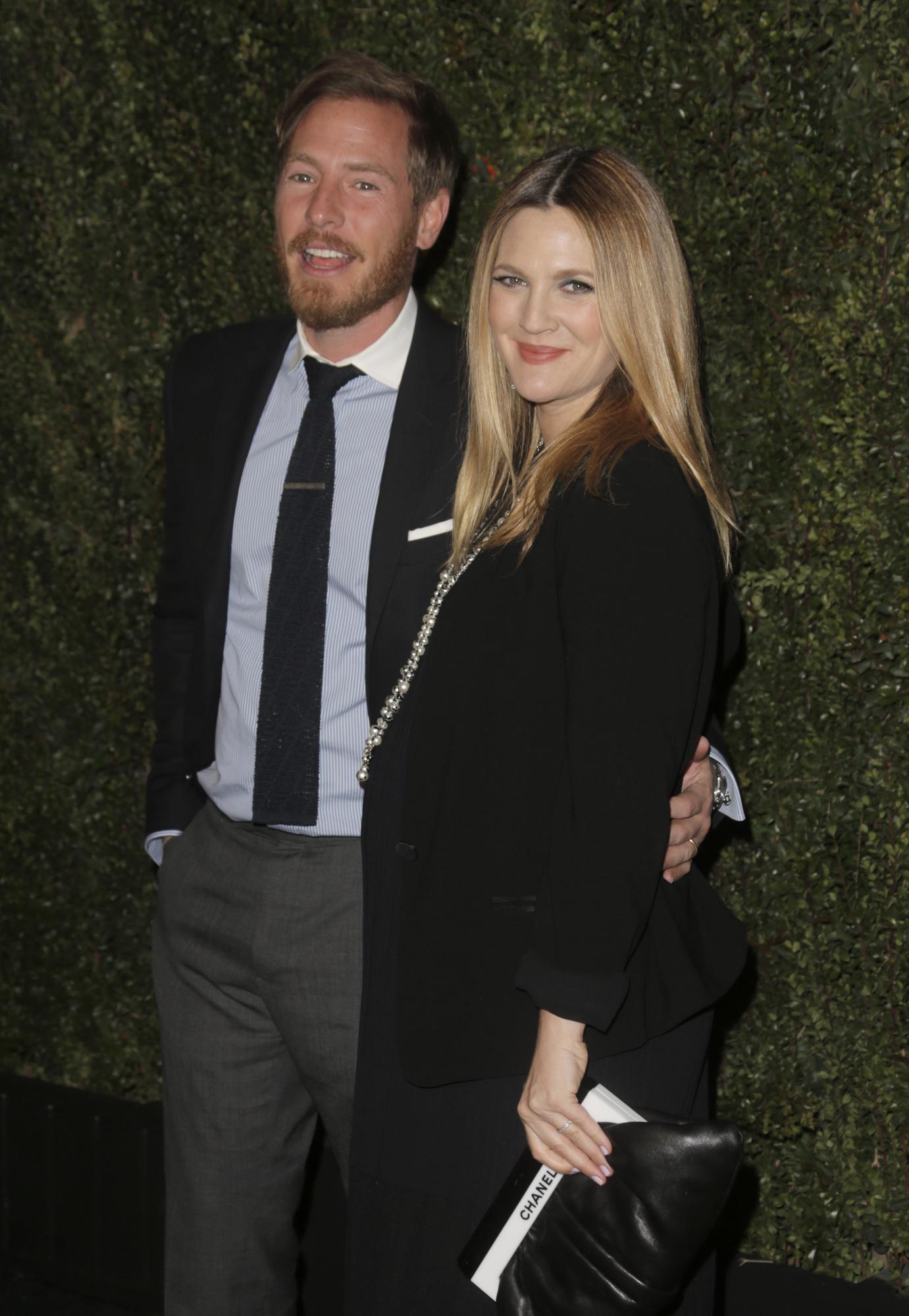 Drew Barrymore y Will Kopelman en la premier del libro 'Find It In Everything', 2014 en Beverly Hills, California.