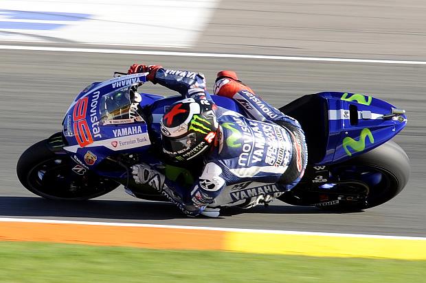 Lorenzo supera a Rossi y gana el título en MotoGP