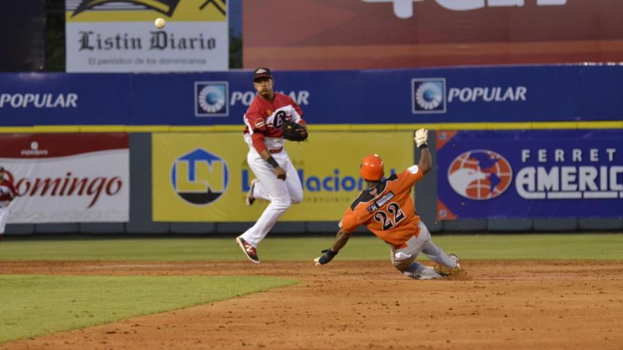 Los Toros suben al cuarto, con otra blanqueada al Escogido Los Toros suben al cuarto, con otra blanqueada al Escogido