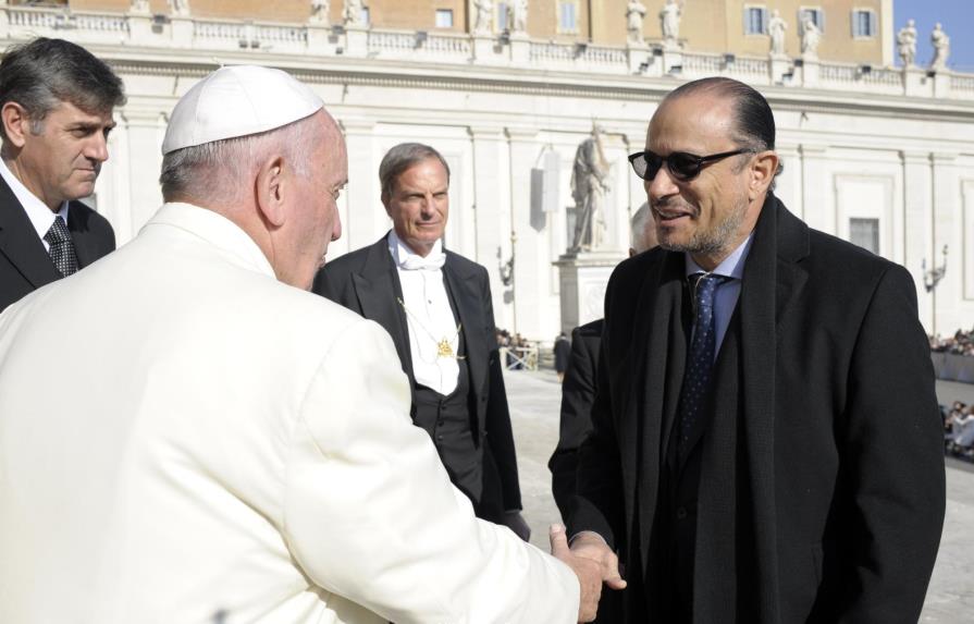 El Papa Francisco recibe el saludo del ministro de Cultura dominicano