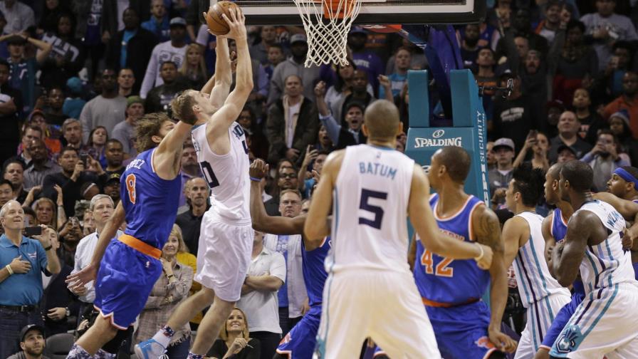 Zeller encesta tiro clave en triunfo de Hornets sobre Knicks Zeller encesta tiro clave en triunfo de Hornets sobre Knicks