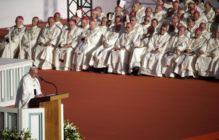 El papa Francisco resiste ante intrigas y escándalos en el Vaticano 