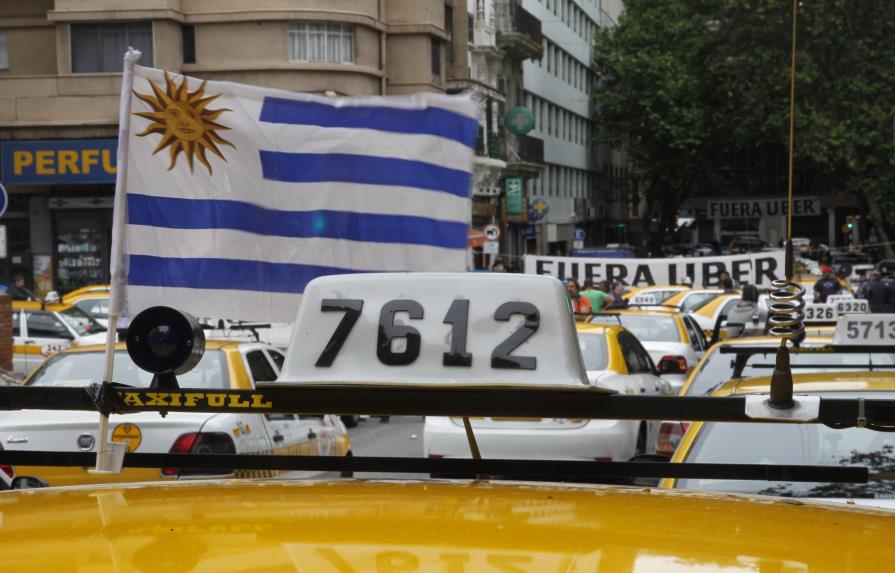 Centenares de taxistas protestan contra Uber en Uruguay 