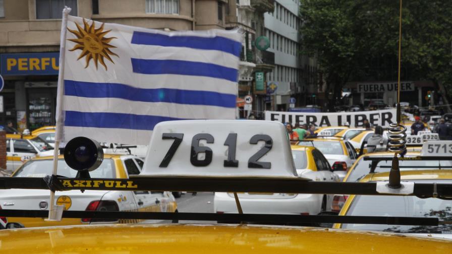 Centenares de taxistas protestan contra Uber en Uruguay 
