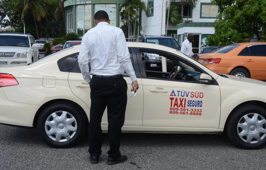 Taxistas amenazan con paro nacional si Uber no se va