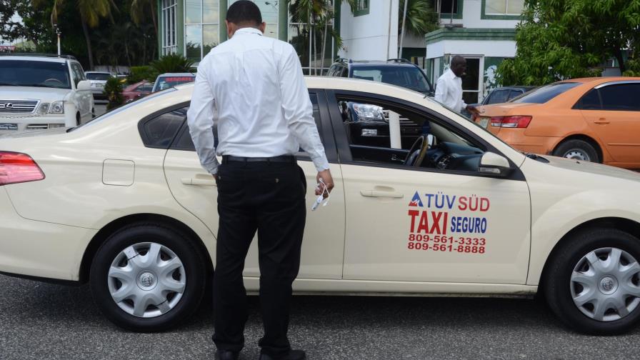 Taxistas amenazan con paro nacional si Uber no se va