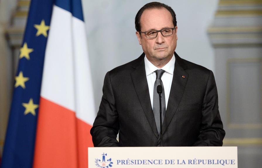 Hollande acusa al Estado Islámico de haber cometido los atentados de París, un “acto de guerra”