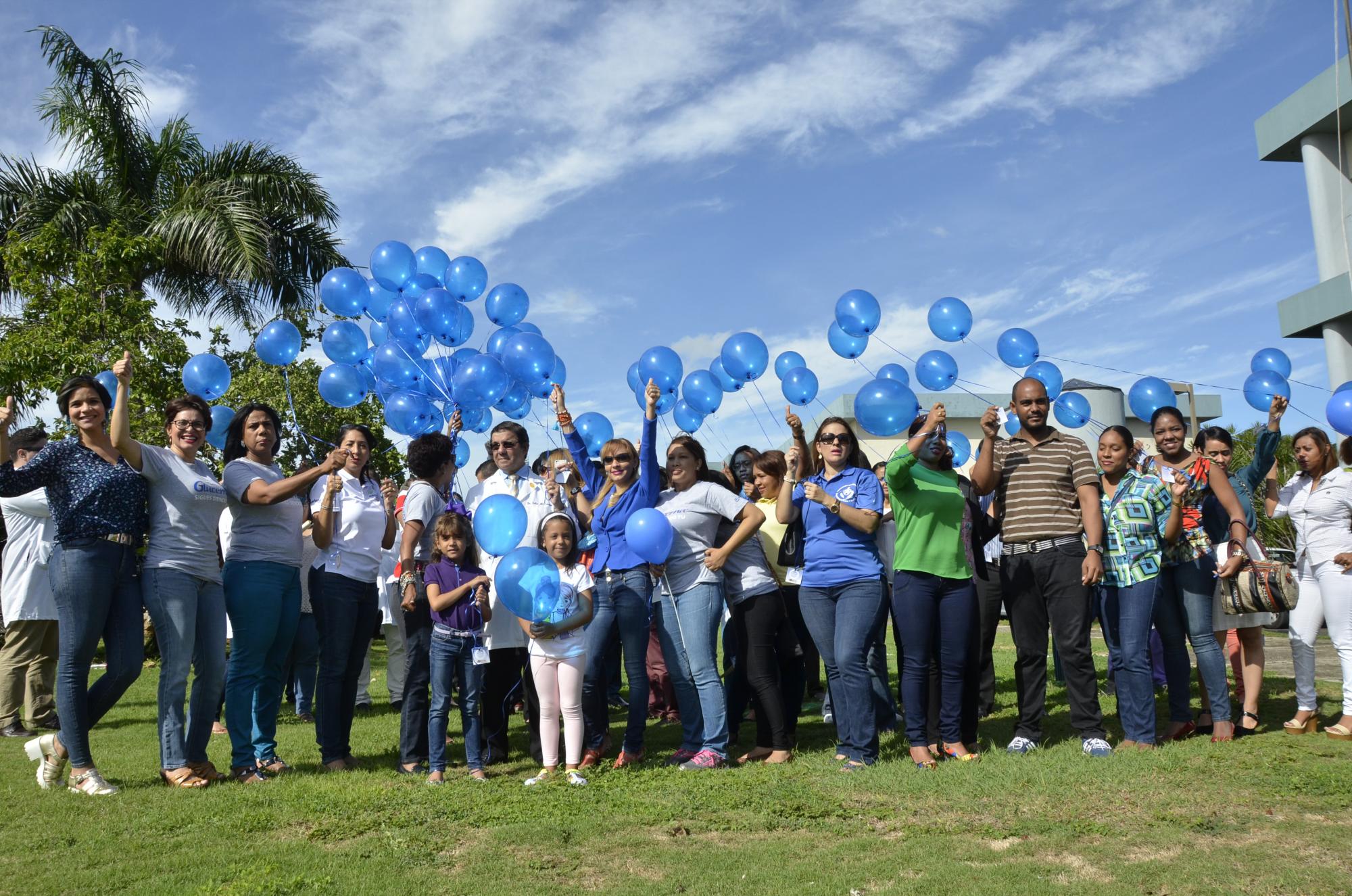 Personas lanzan globos en conmemoración del Día Mundial de la Diabetes