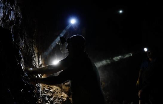 El peligroso proceso de romper paredes para encontrar pepitas de oro en las minas de Abangares