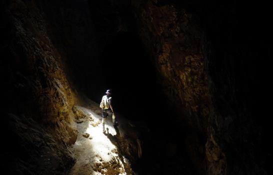 El peligroso proceso de romper paredes para encontrar pepitas de oro en las minas de Abangares
